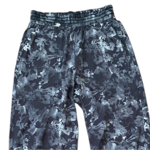 ATHLETA Savannah Floral Joggers in Black/Gray Size 6 -- A MUST IN YOUR CLOSET!!! - Picture 5 of 8